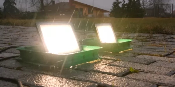 Nejchytřejší LED pracovní světlo do nepříznivého počasí