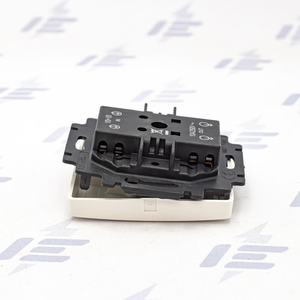 3557G-A87340 B1 Ovládač zapínací dvojitý, řazení 1/0+1/0, s krytem