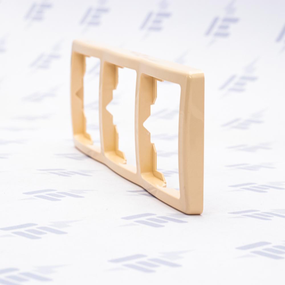 3901G-A00030 C1 Rámeček trojnásobný, pro vodorovnou i svislou montáž