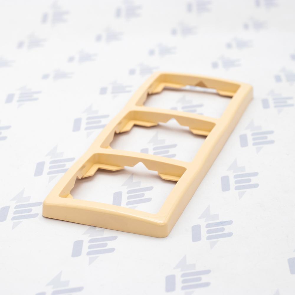 3901G-A00030 C1 Rámeček trojnásobný, pro vodorovnou i svislou montáž