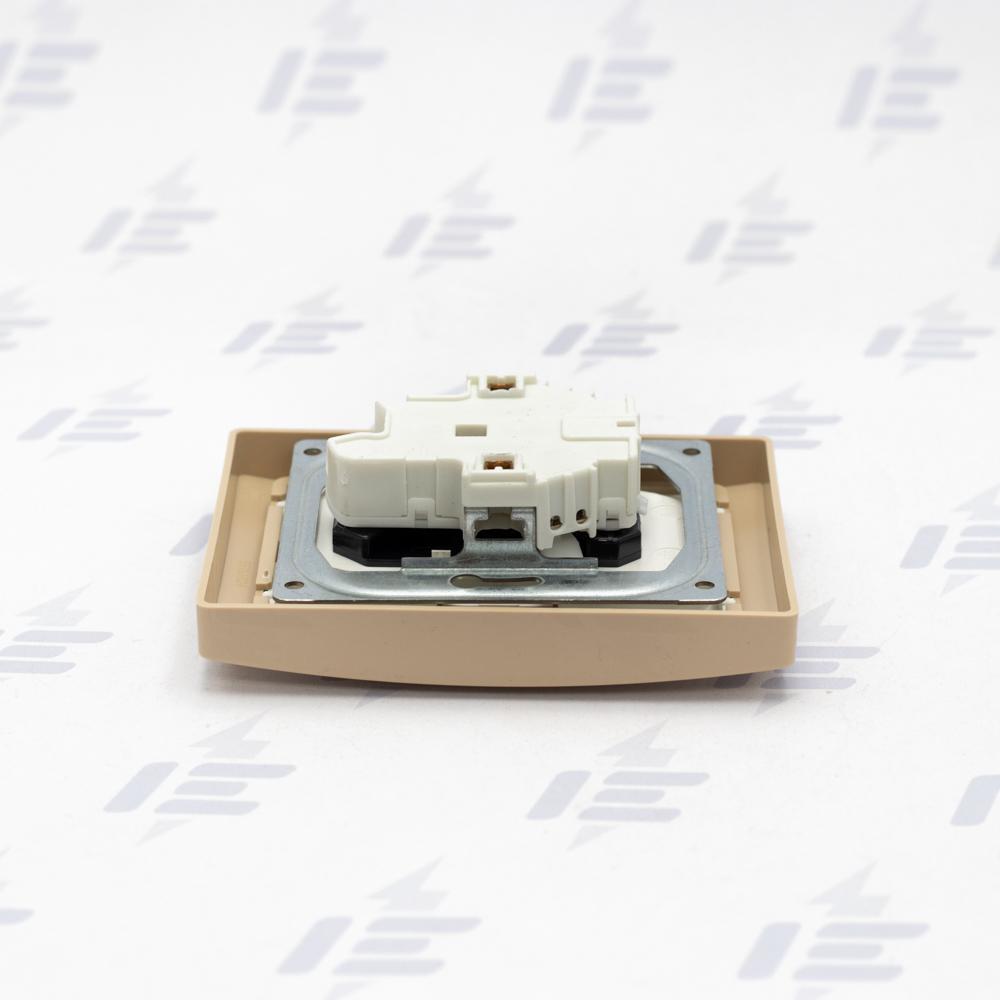 5513J-C02357 B1C3 Zásuvka dvojnásobná ABB Swing s kolíkem a clonkami, natočená dutina, jasně bílá / mocca