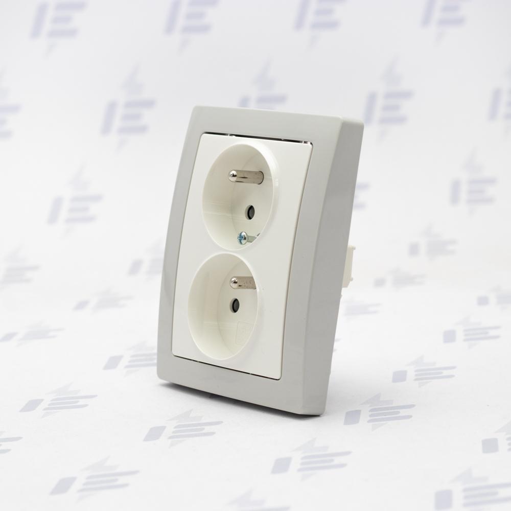 5513J-C02357 B1S1 Zásuvka dvojnásobná ABB Swing s kolíkem a clonkami, natočená dutina, jasně bílá / světle šedá