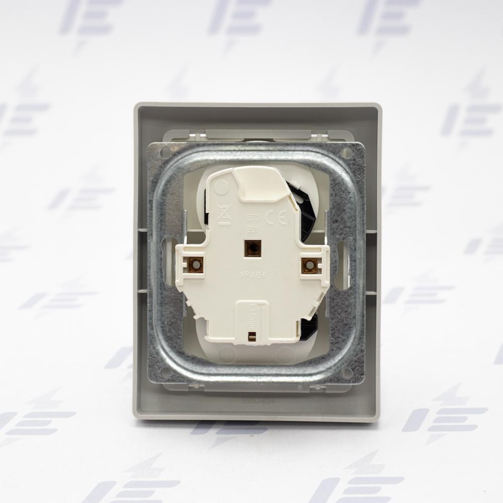 5513J-C02357 B1S1 Zásuvka dvojnásobná ABB Swing s kolíkem a clonkami, natočená dutina, jasně bílá / světle šedá