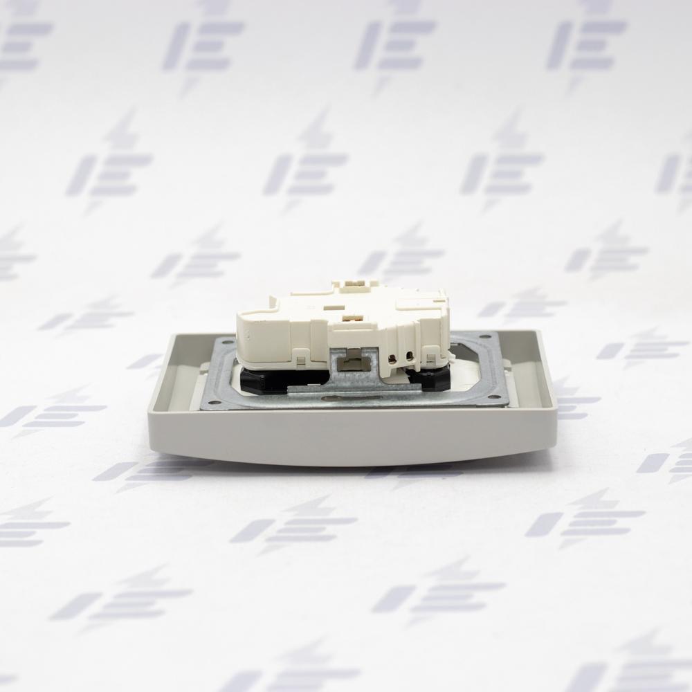 5513J-C02357 B1S1 Zásuvka dvojnásobná ABB Swing s kolíkem a clonkami, natočená dutina, jasně bílá / světle šedá