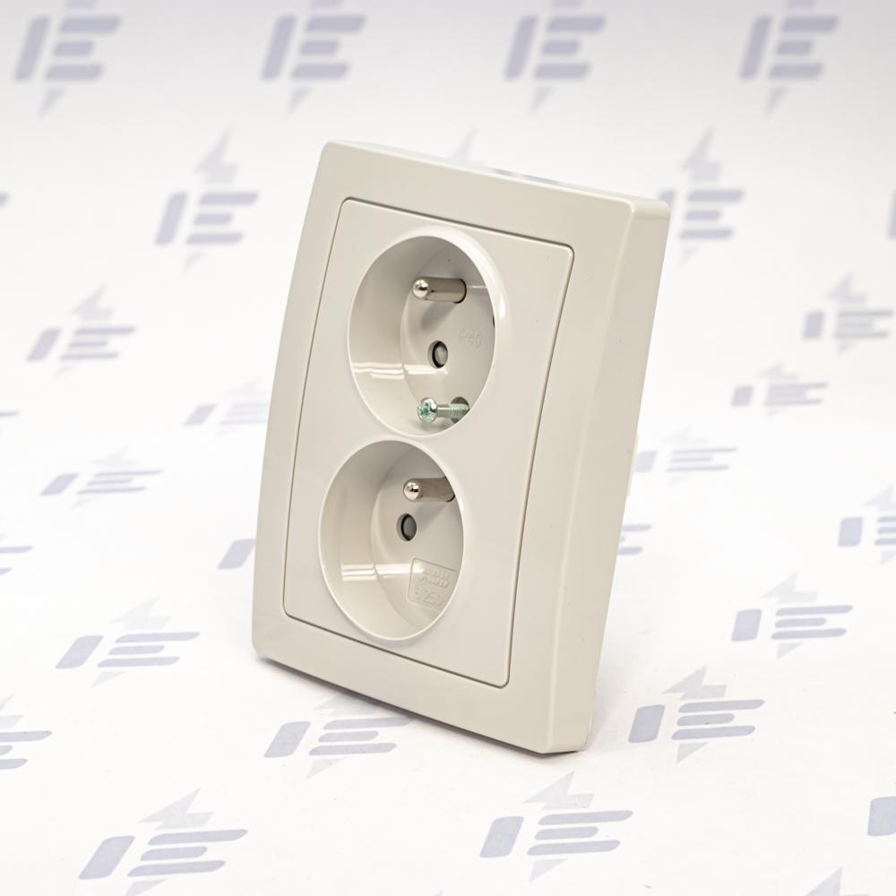 5513J-C02357 S1 Zásuvka dvojnásobná ABB Swing s kolíkem a clonkami, natočená dutina, světle šedá