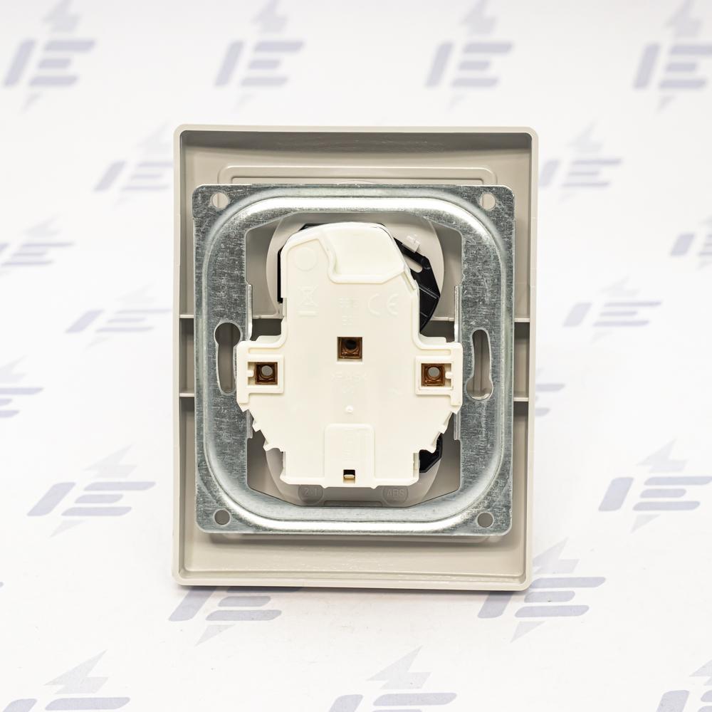 5513J-C02357 S1 Zásuvka dvojnásobná ABB Swing s kolíkem a clonkami, natočená dutina, světle šedá