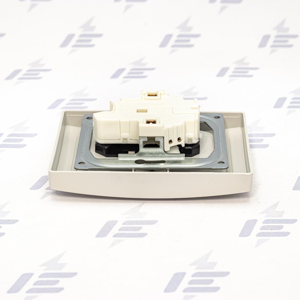 5513J-C02357 S1 Zásuvka dvojnásobná ABB Swing s kolíkem a clonkami, natočená dutina, světle šedá