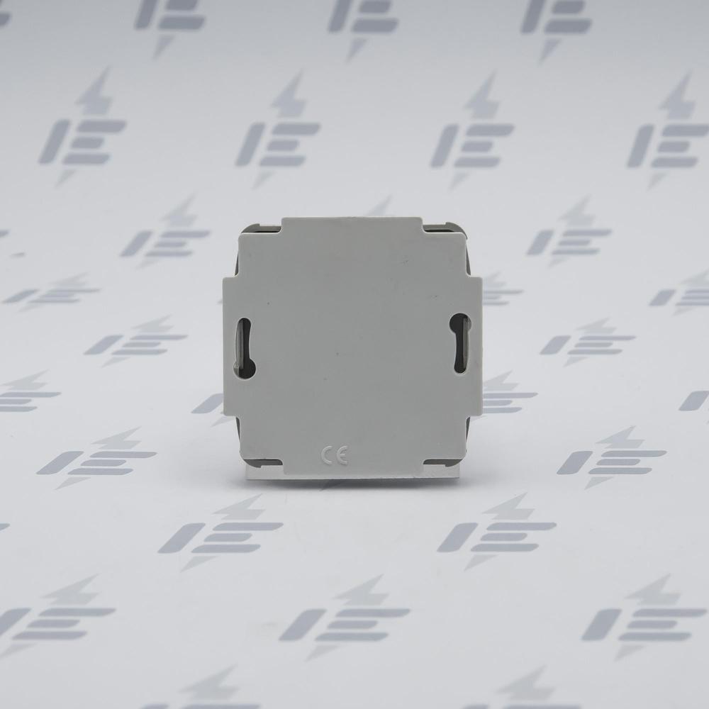 3902A-A001 S Kryt zaslepovací, s upevňovacím třmenem