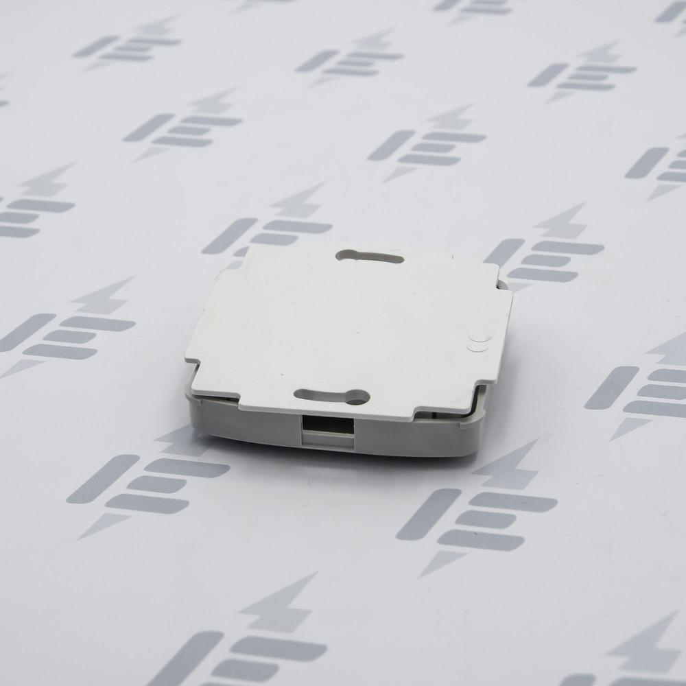 3902A-A001 S Kryt zaslepovací, s upevňovacím třmenem