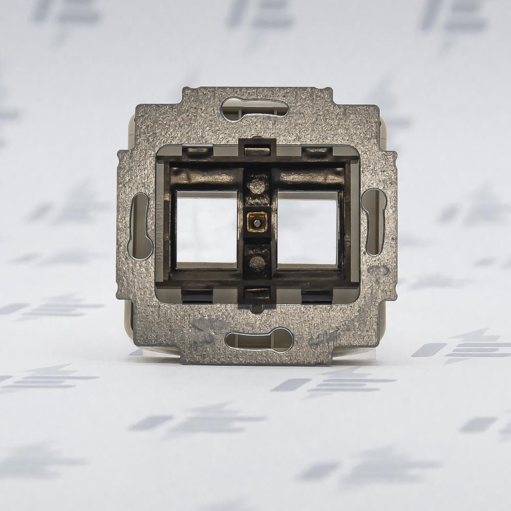 5014A-A02018 C Kryt zásuvky komunikační přímé (2x), s kovovým upevňovacím třmenem