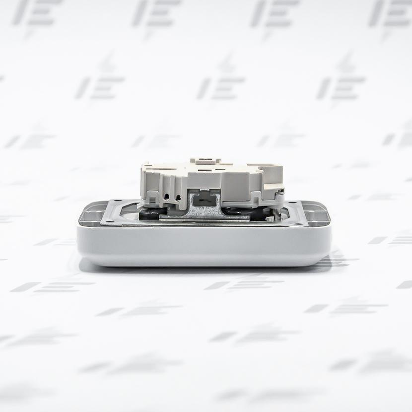 5513A-C02357 B Zásuvka dvojnásobná s ochr. kolíky, s clonkami, s natočenou dutinou