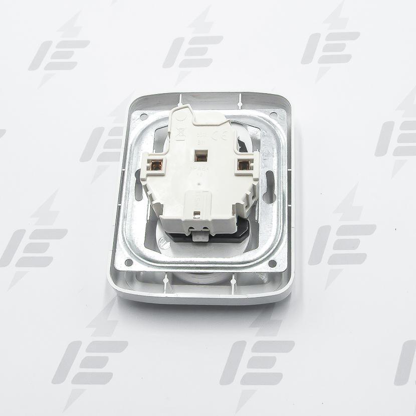 5513A-C02357 B Zásuvka dvojnásobná s ochr. kolíky, s clonkami, s natočenou dutinou