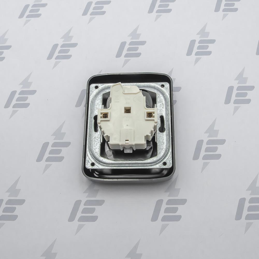 5513A-C02357 N Zásuvka dvojnásobná s ochr. kolíky, s clonkami, s natočenou dutinou