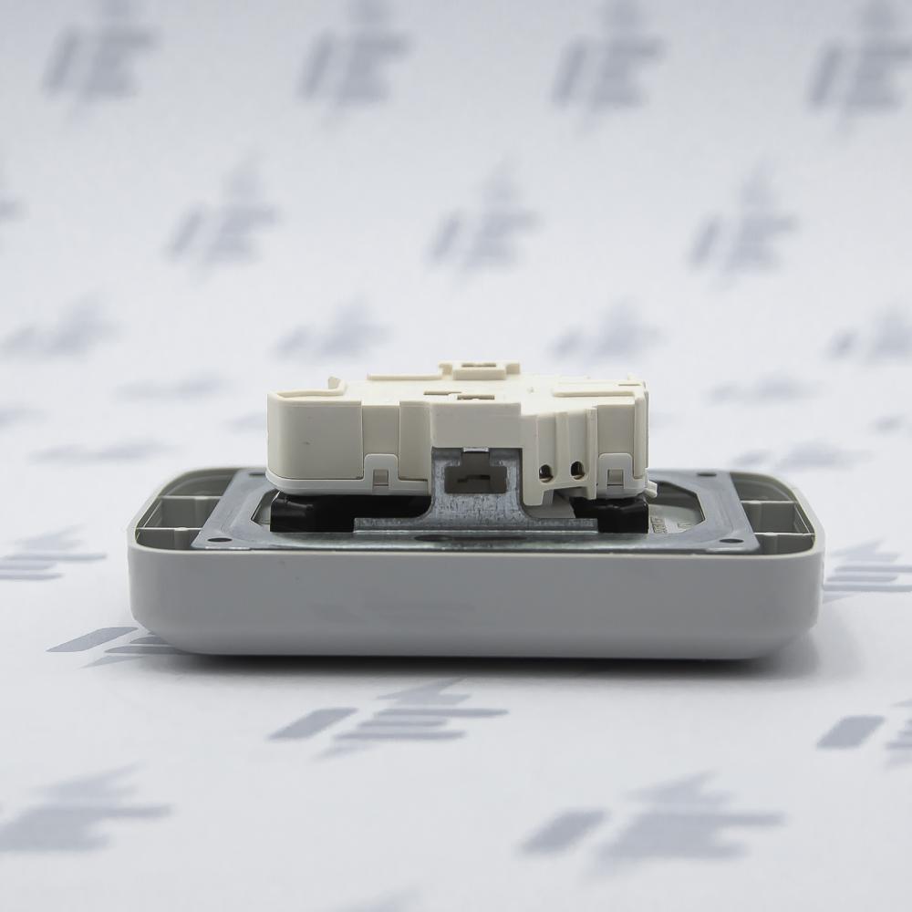 Zásuvka dvojnásobná s ochr. kolíky, s clonkami, s natočenou dutinou