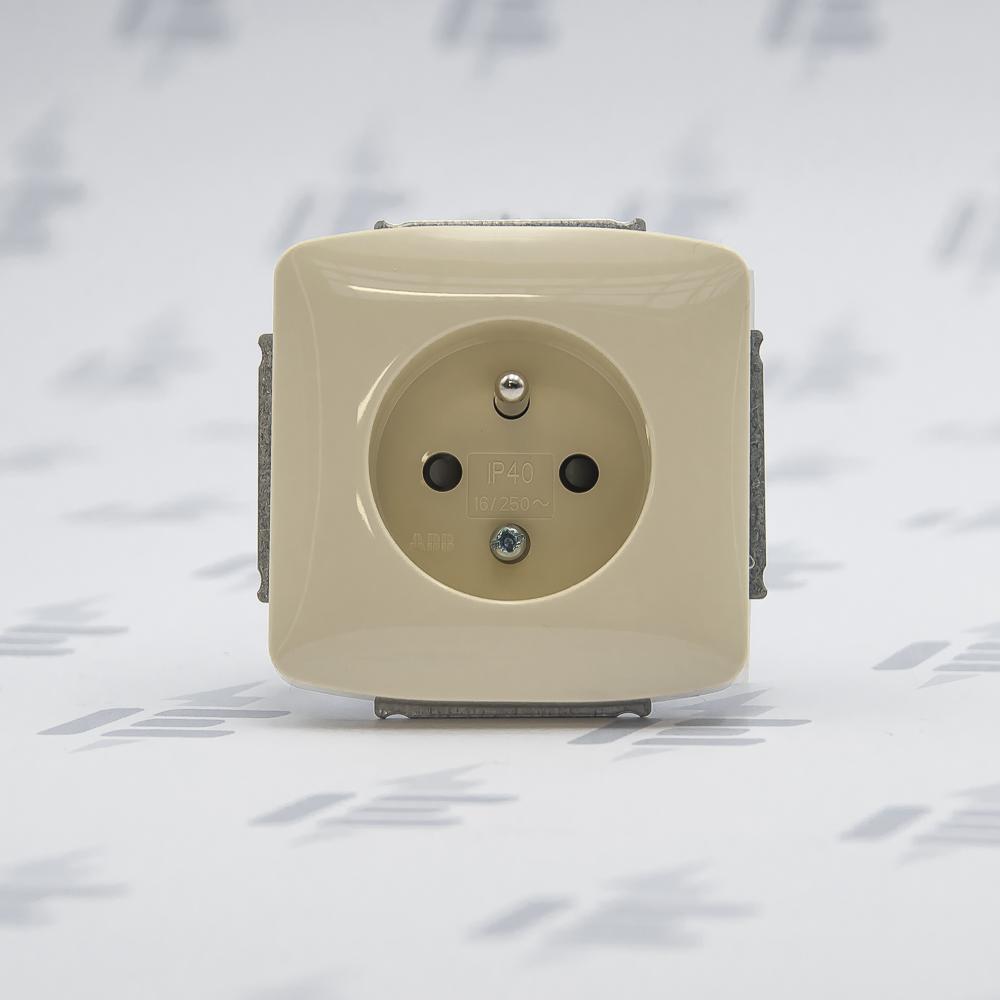 5518A-A2359 C Zásuvka jednonásobná s ochranným kolíkem, s clonkami