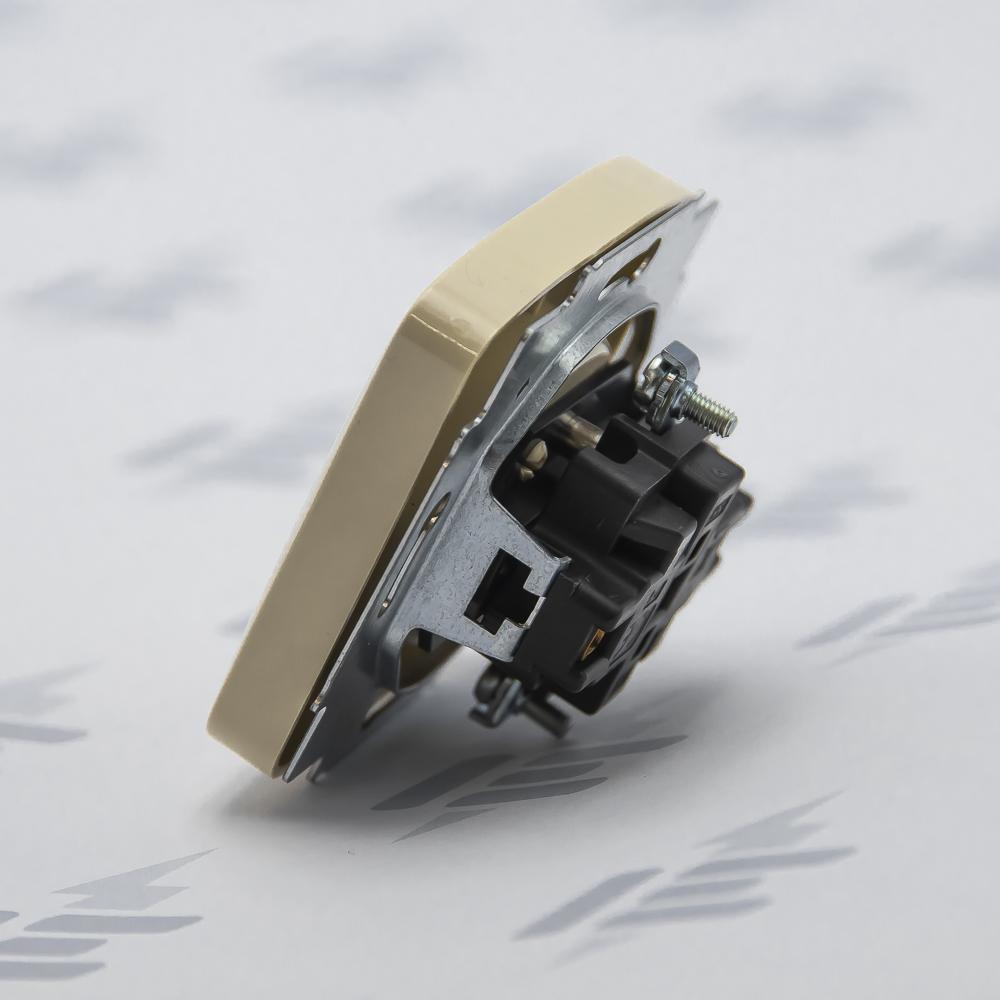 5518A-A2359 C Zásuvka jednonásobná s ochranným kolíkem, s clonkami