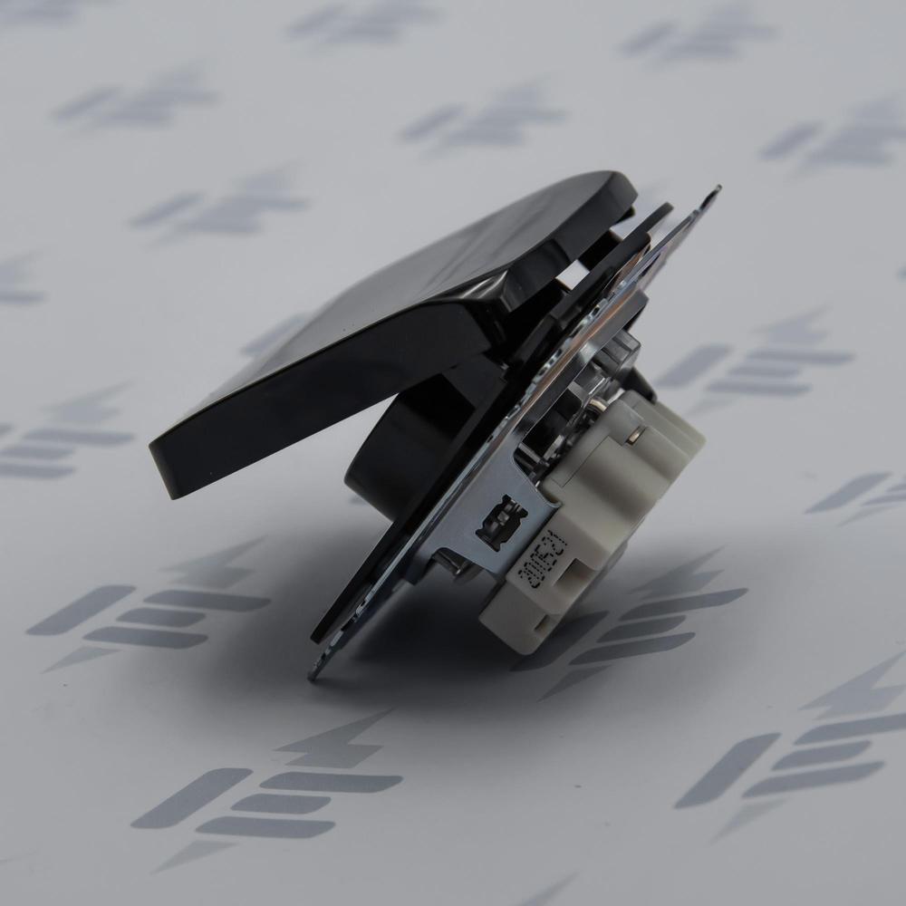 5519A-A02397 N Zásuvka jednonásobná, chráněná, s clonkami, s víčkem, s bezšroub. sv.