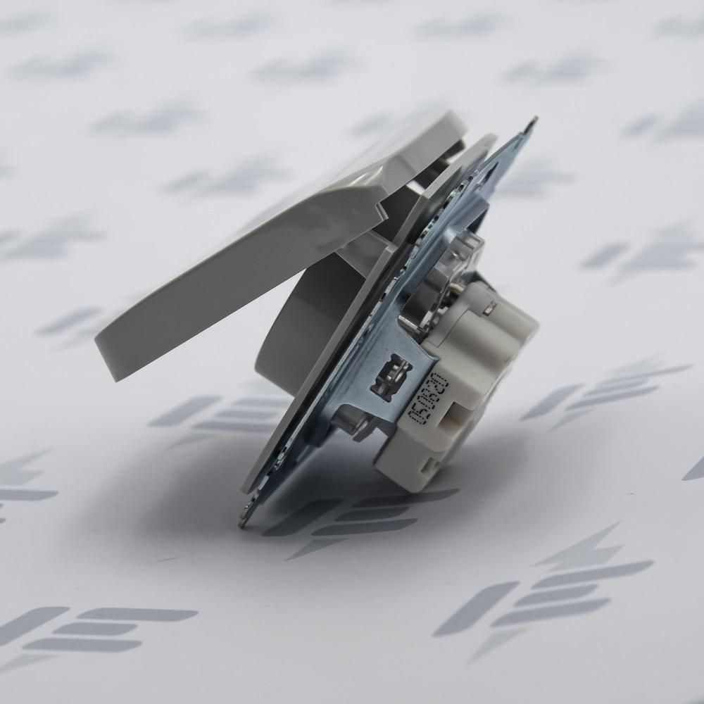 5519A-A02397 S Zásuvka jednonásobná, chráněná, s clonkami, s víčkem, s bezšroub. sv.