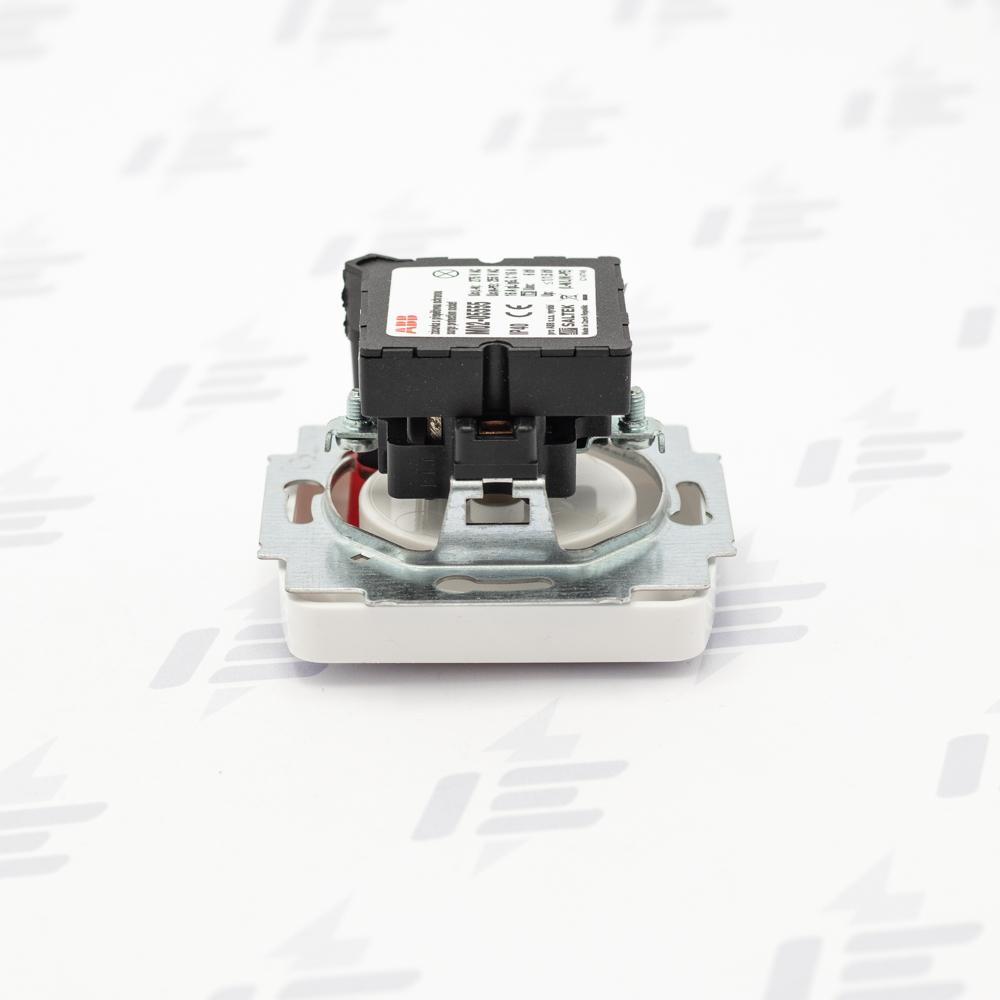 Zásuvka jednonásobná s ochr. kolíkem, s ochranou před přepětím