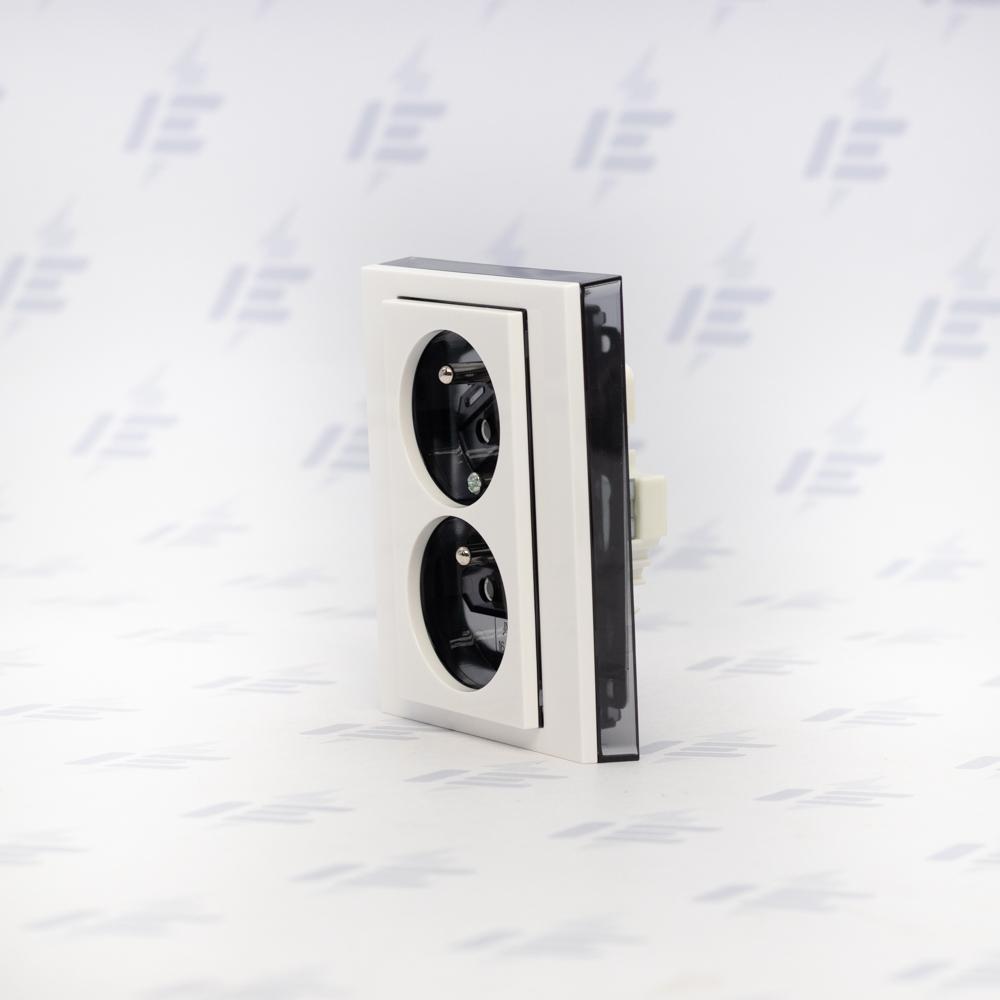 5513H-C02357 62 Zásuvka dvojnásobná s ochr. kolíky, s clonkami, s natočenou dutinou