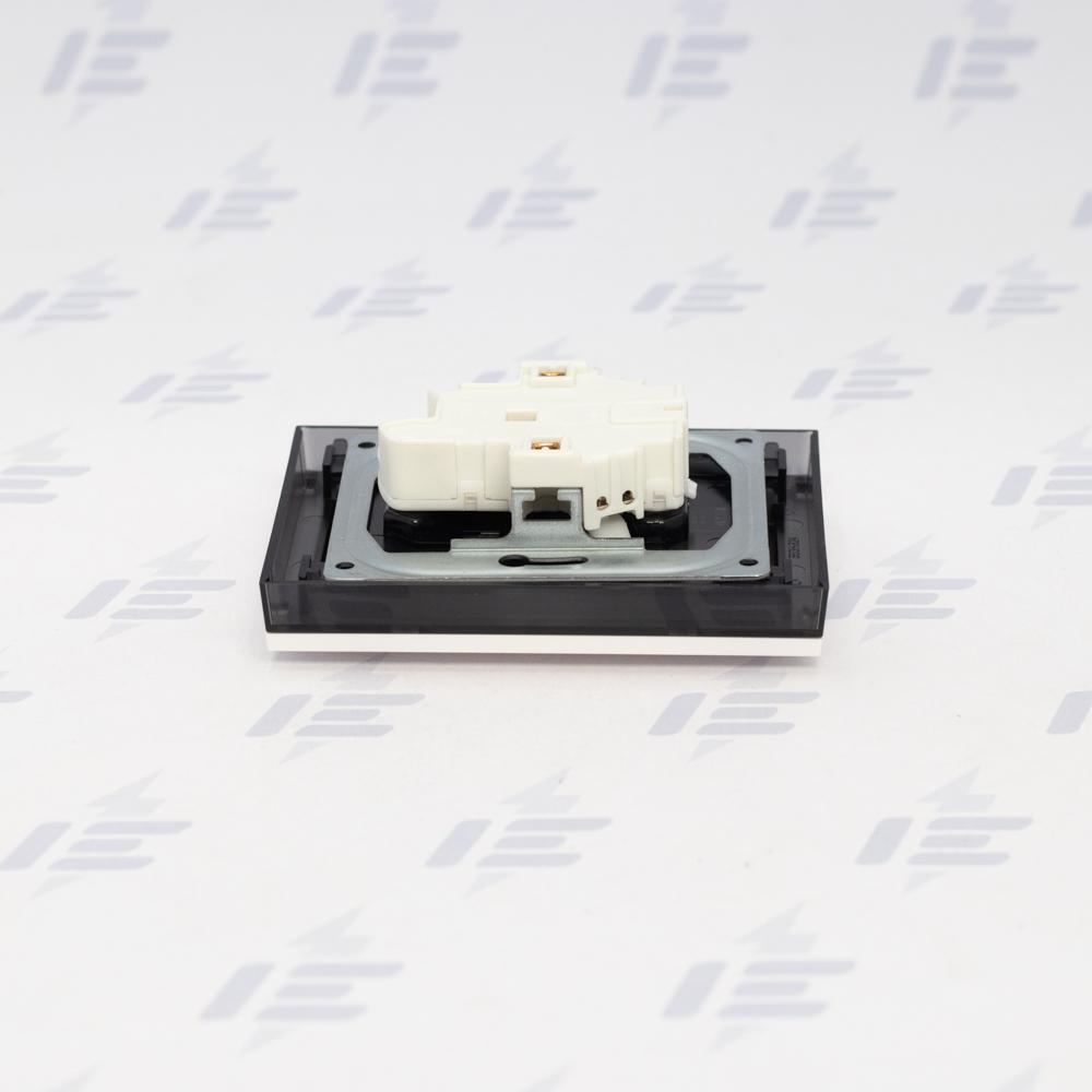 5513H-C02357 62 Zásuvka dvojnásobná s ochr. kolíky, s clonkami, s natočenou dutinou