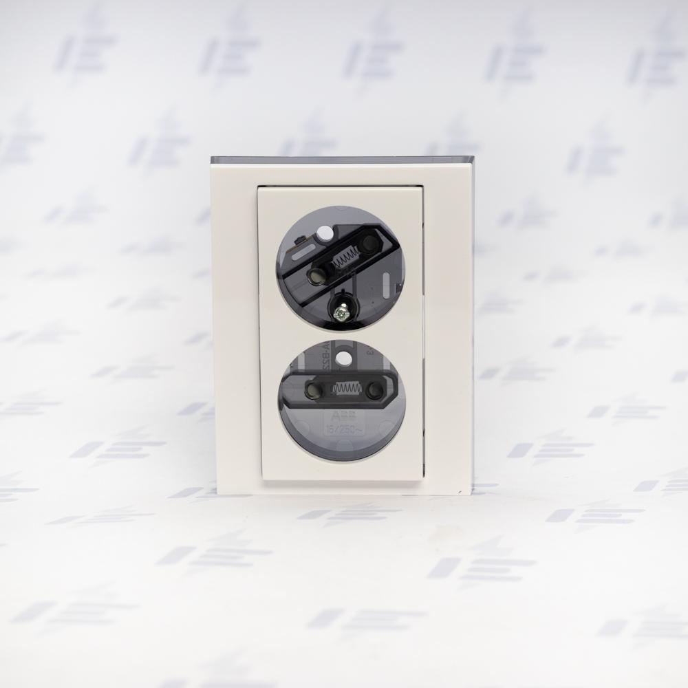 5513H-C02357 62 Zásuvka dvojnásobná s ochr. kolíky, s clonkami, s natočenou dutinou