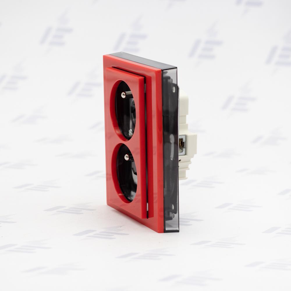 5513H-C02357 65 Zásuvka dvojnásobná s ochr. kolíky, s clonkami, s natočenou dutinou