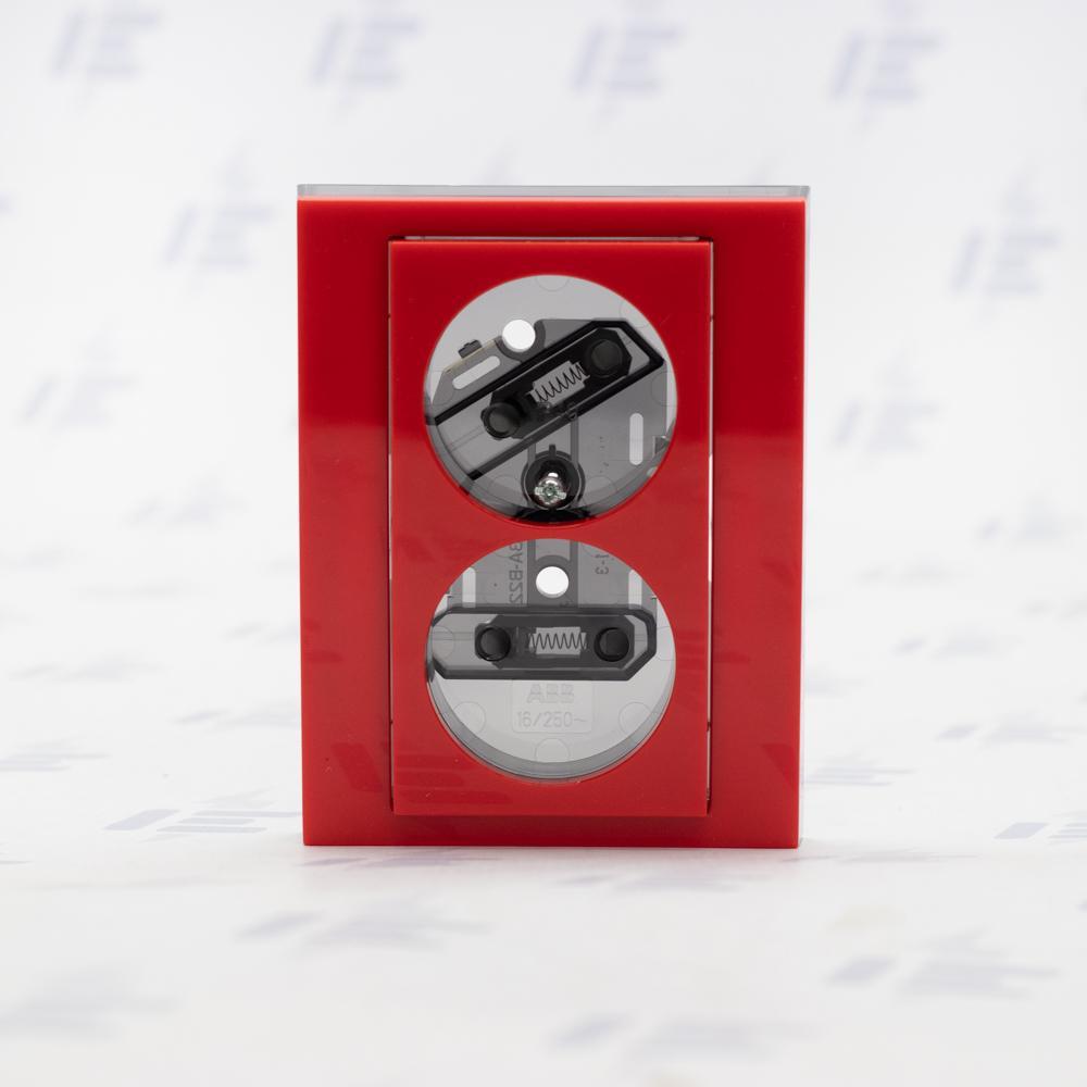 5513H-C02357 65 Zásuvka dvojnásobná s ochr. kolíky, s clonkami, s natočenou dutinou