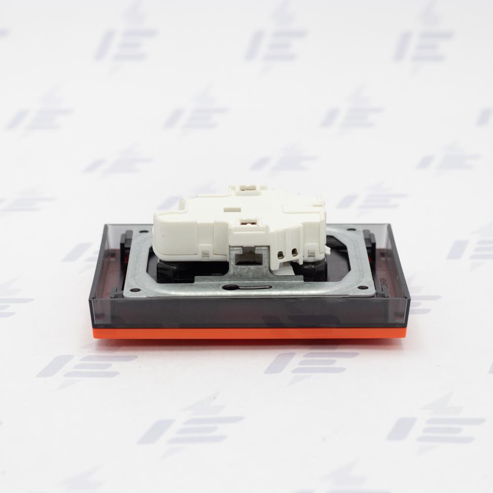 5513H-C02357 66 Zásuvka dvojnásobná s ochr. kolíky, s clonkami, s natočenou dutinou