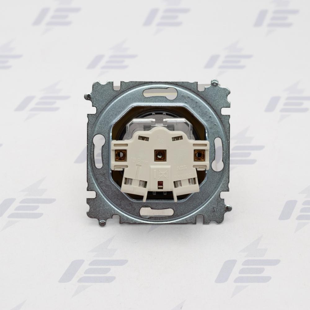 5519H-A02357 64 Zásuvka jednonásobná s ochranným kolíkem, s clonkami