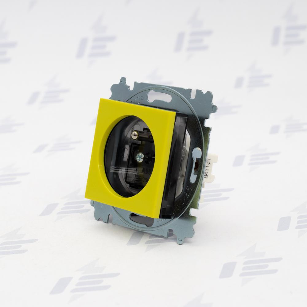 5519H-A02357 64 Zásuvka jednonásobná s ochranným kolíkem, s clonkami