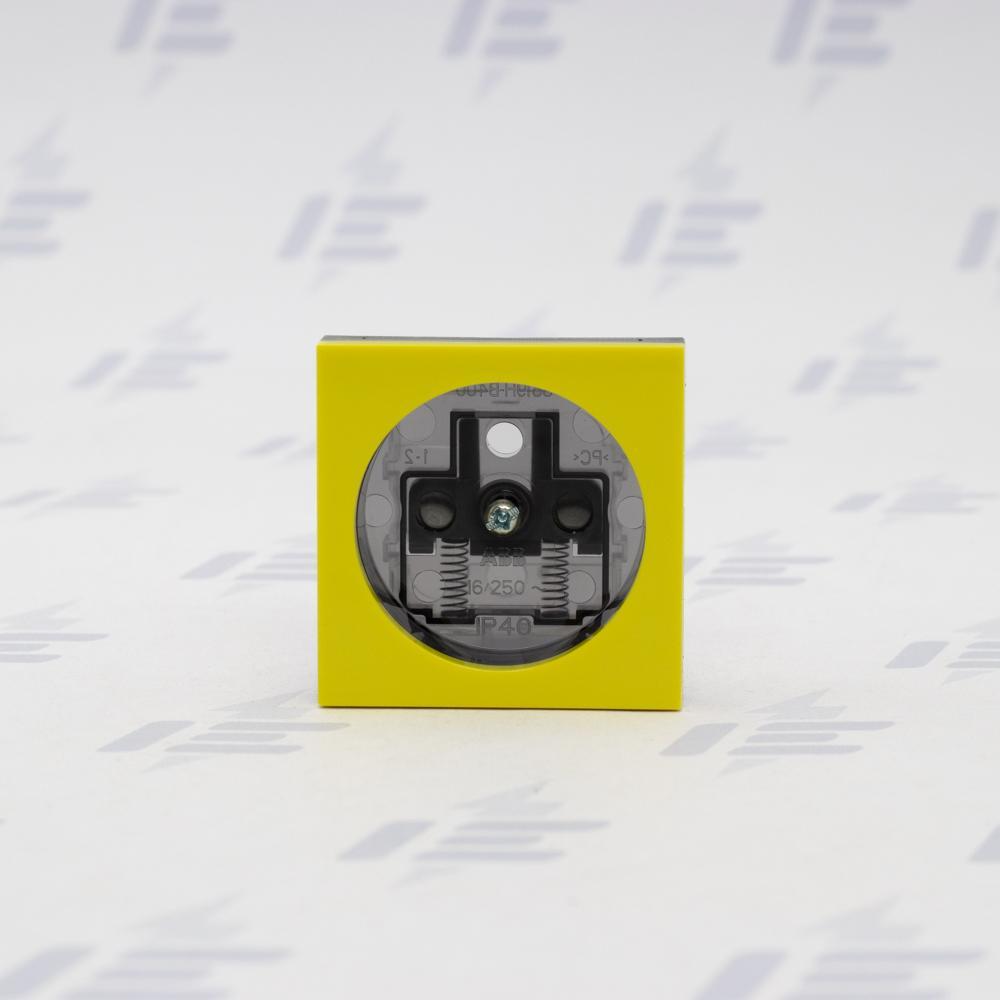 5519H-A02357 64 Zásuvka jednonásobná s ochranným kolíkem, s clonkami