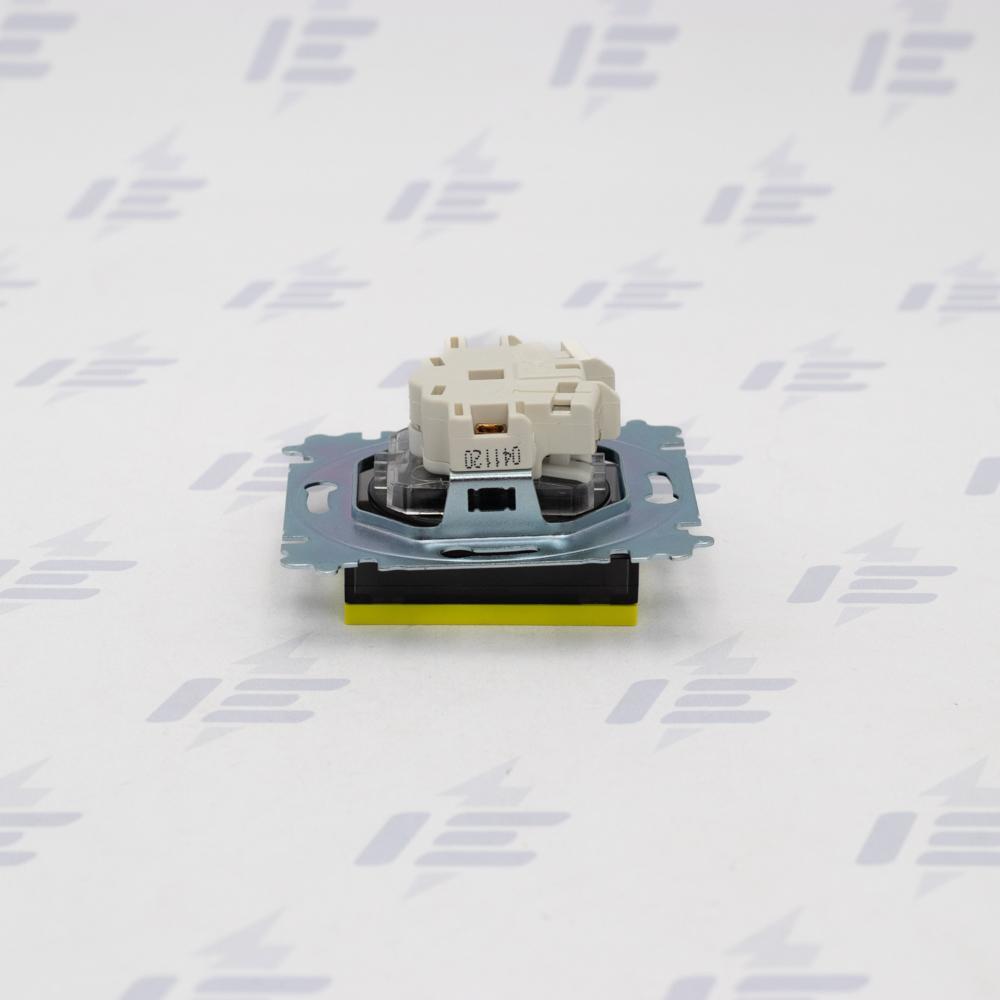 5519H-A02357 64 Zásuvka jednonásobná s ochranným kolíkem, s clonkami