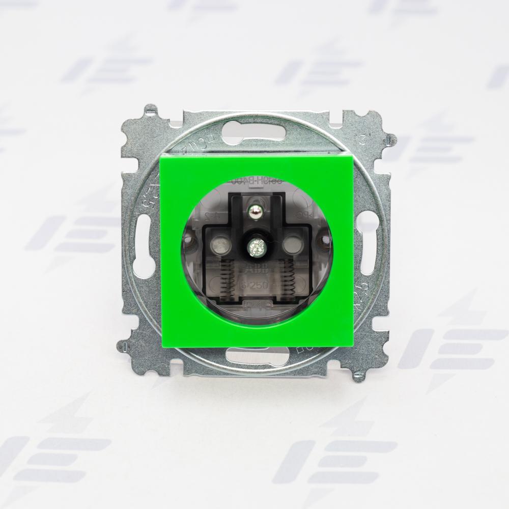 5519H-A02357 67 Zásuvka jednonásobná s ochranným kolíkem, s clonkami