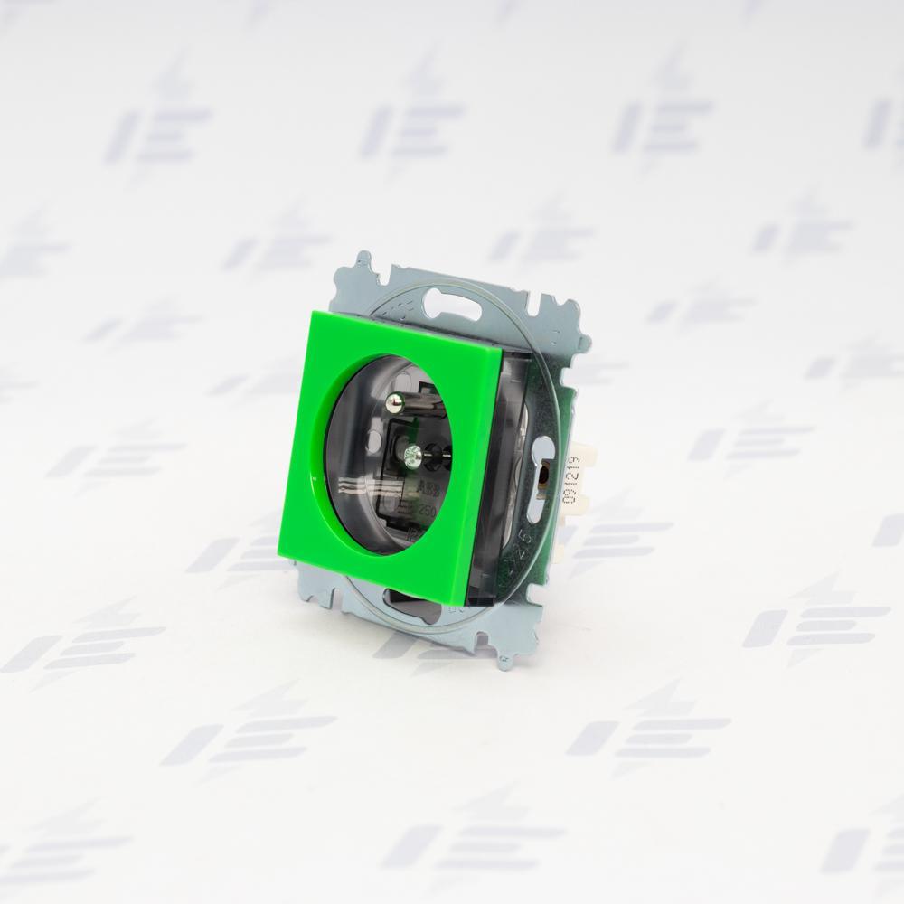 5519H-A02357 67 Zásuvka jednonásobná s ochranným kolíkem, s clonkami