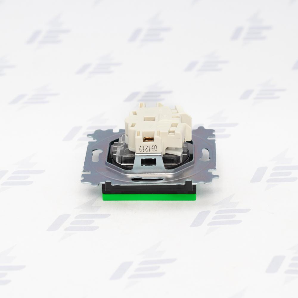 5519H-A02357 67 Zásuvka jednonásobná s ochranným kolíkem, s clonkami