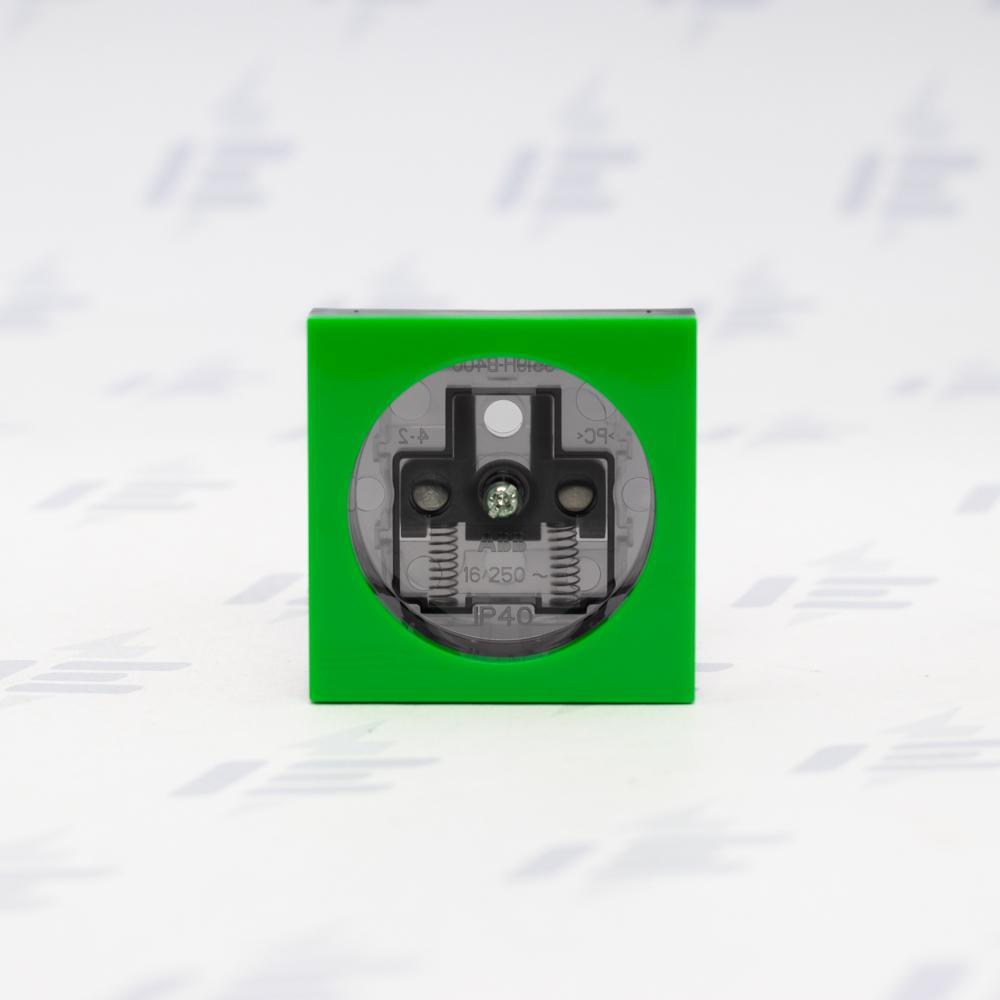 5519H-A02357 67 Zásuvka jednonásobná s ochranným kolíkem, s clonkami