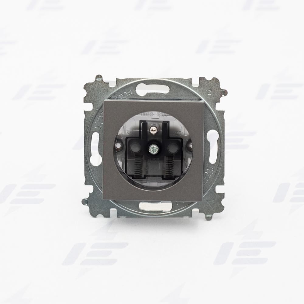 5519H-A02357 69 Zásuvka jednonásobná s ochranným kolíkem, s clonkami