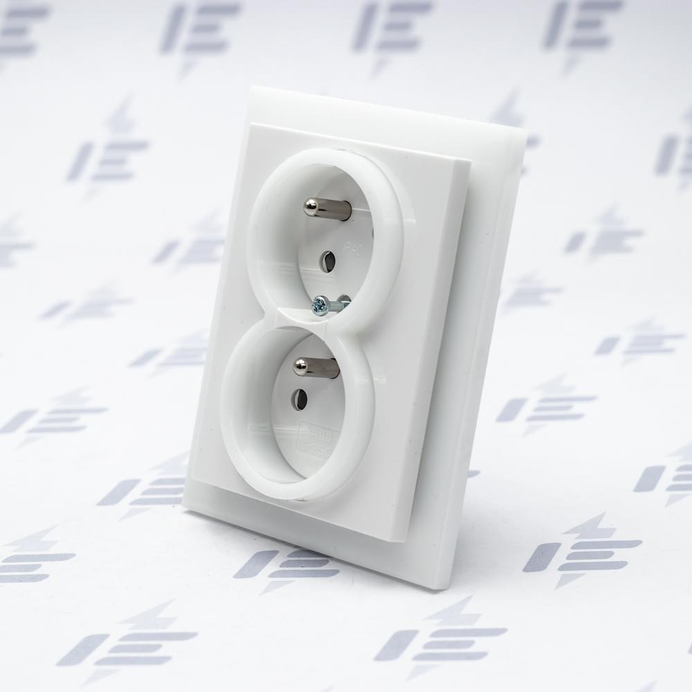 5513M-C02357 01 Zásuvka dvojnásobná s ochr. kolíky, s clonkami, s natočenou dutinou