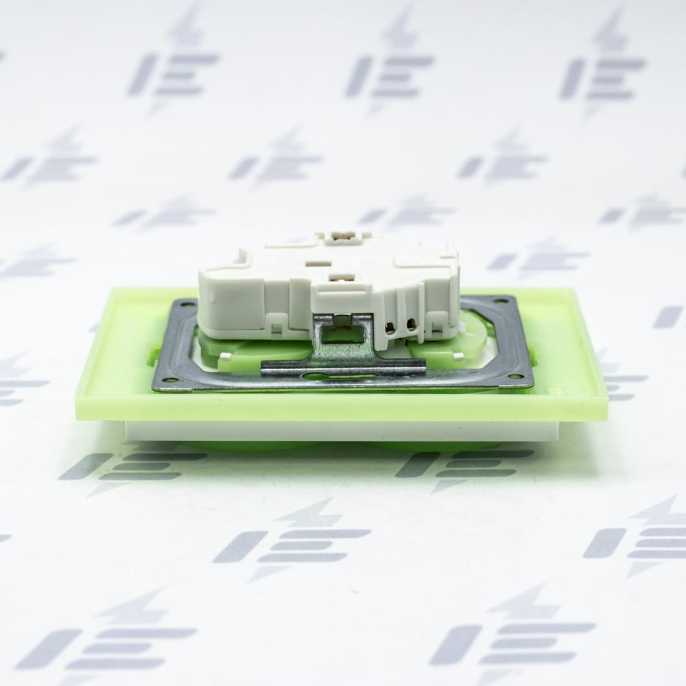 5513M-C02357 42 Zásuvka dvojnásobná s ochr. kolíky, s clonkami, s natočenou dutinou