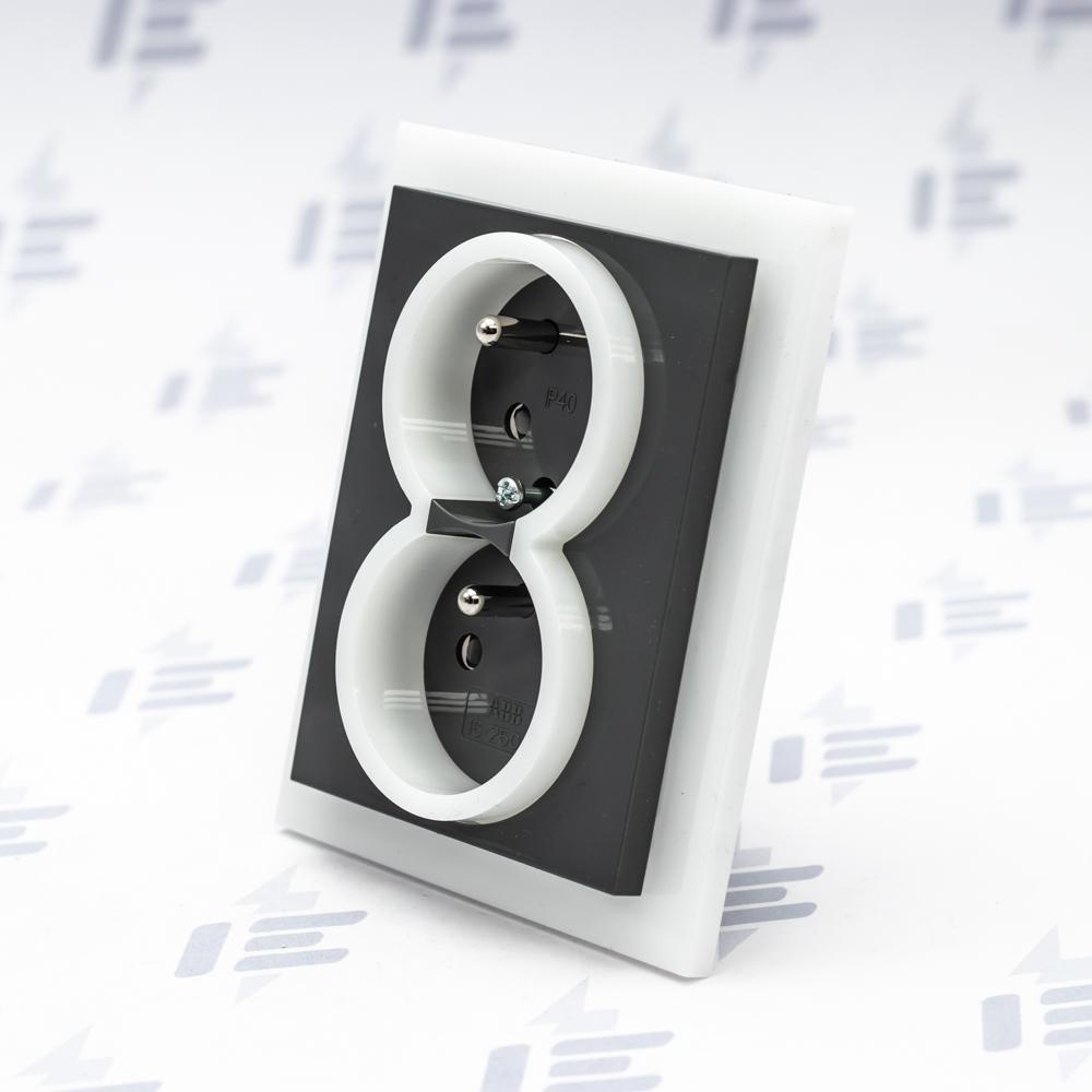 5513M-C02357 61 Zásuvka dvojnásobná s ochr. kolíky, s clonkami, s natočenou dutinou