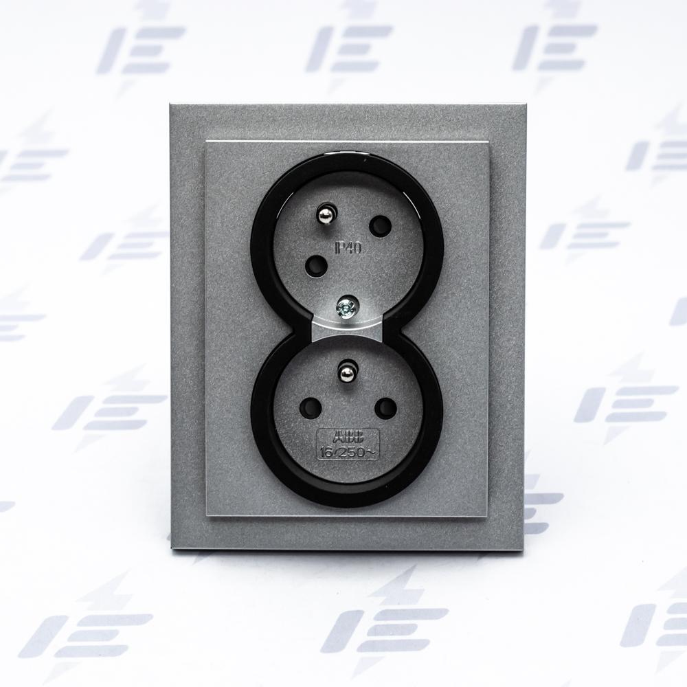 Zásuvka dvojnásobná s ochr. kolíky, s clonkami, s natočenou dutinou