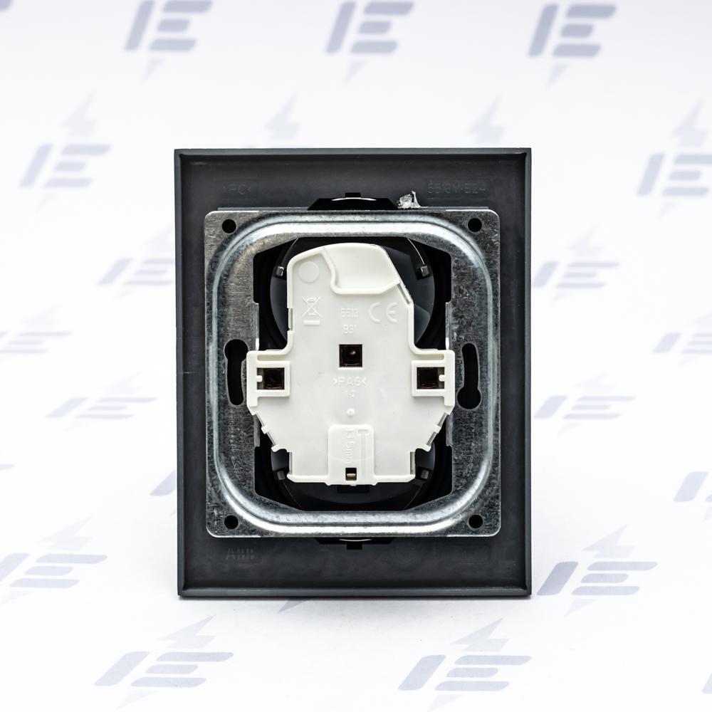 Zásuvka dvojnásobná s ochr. kolíky, s clonkami, s natočenou dutinou