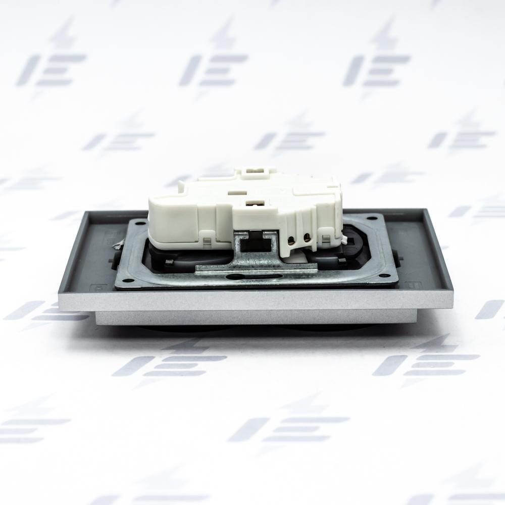 Zásuvka dvojnásobná s ochr. kolíky, s clonkami, s natočenou dutinou