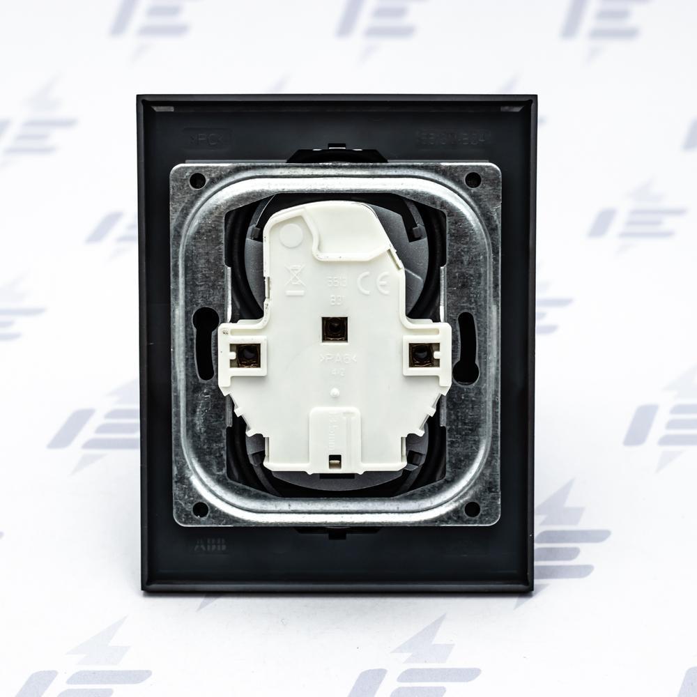 5513M-C02357 74 Zásuvka dvojnásobná s ochr. kolíky, s clonkami, s natočenou dutinou