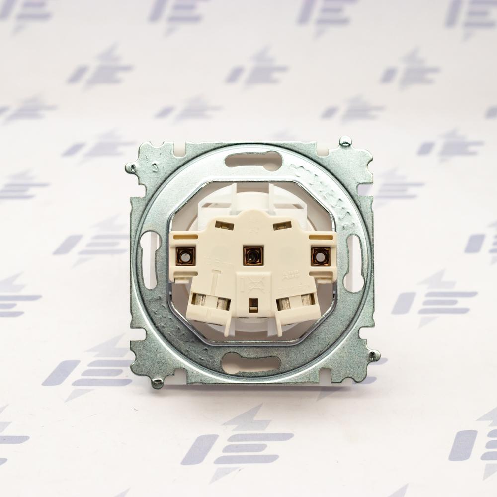 5519E-A02352 01 Zásuvka jednonásobná, chráněná, s clon., s bezšr. sv., s popis. polem