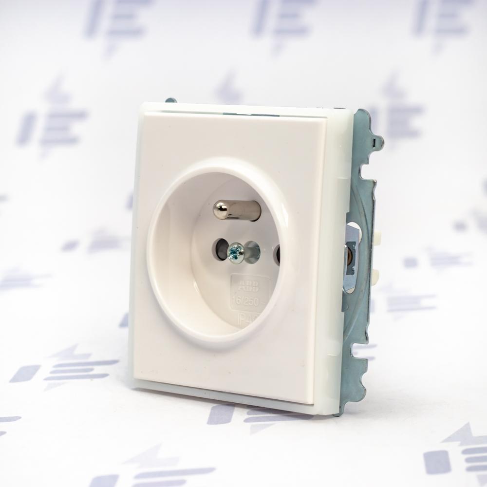 5519E-A02357 01 Zásuvka jednonásobná, chráněná, s clonkami, s bezšroub. sv.