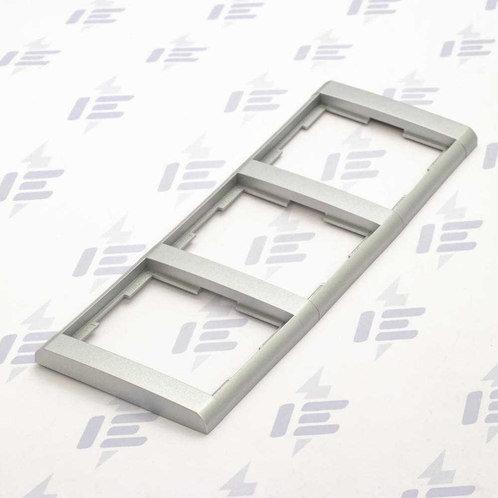 3901F-A00130 08 Rámeček trojnásobný, vodorovný