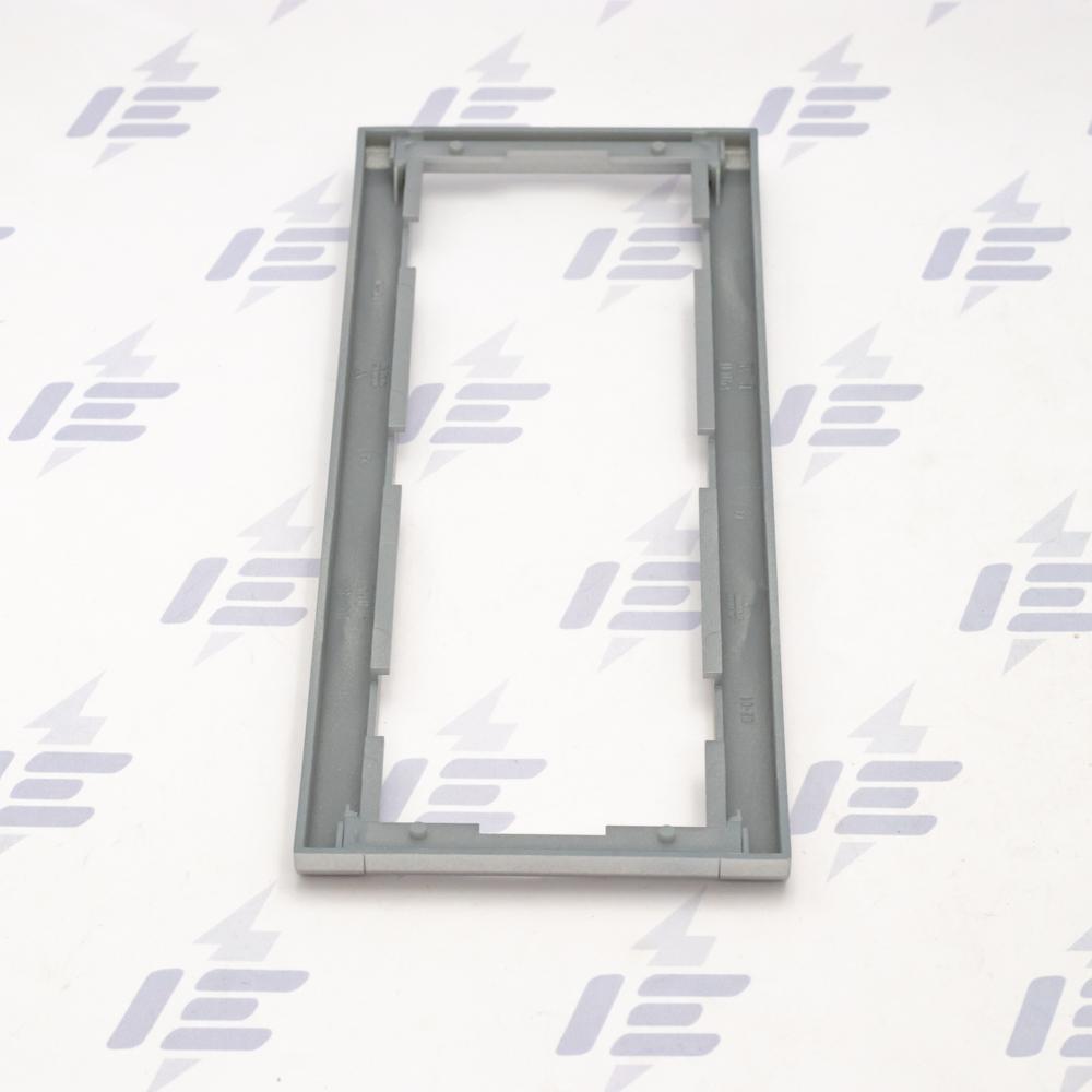 3901F-A00131 08 Rámeček trojnásobný, svislý
