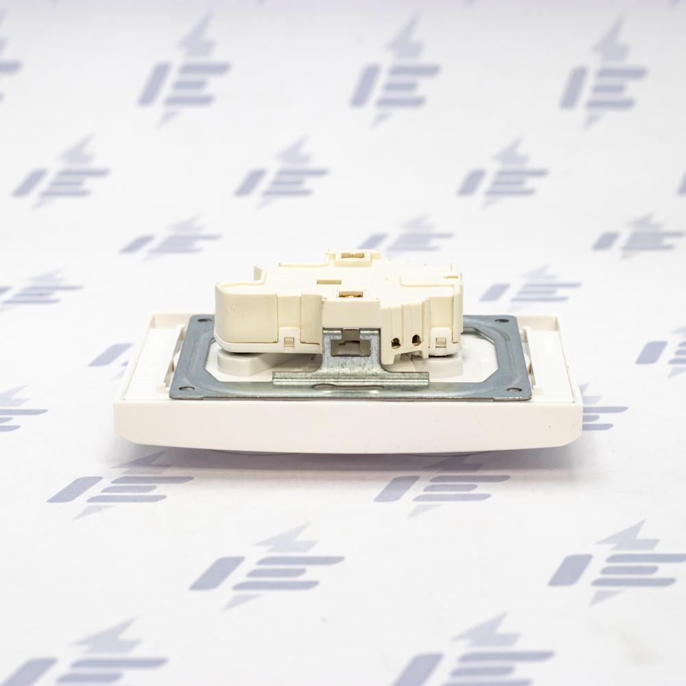 5513F-C02357 03 Zásuvka dvojnásobná chráněná s clonkami, bezšroub. svorky